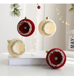 Dettaglio di palline di Natale in velluto rosso e beige con perline glitterate e gancio oro