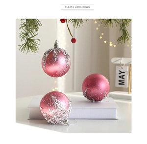 Dettagli di palline di Natale rosa opache con glitter argento e decori di perle