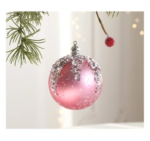 Pallina di Natale rosa opaca con paillettes argento e perline su ramo di pino