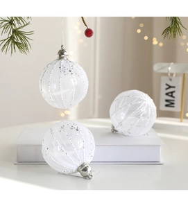 Dettaglio di palline di Natale da 8cm con paillettes argento e decorazioni a rete
