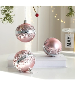 Dettaglio di palline di Natale rosa con paillettes, perle e mosaici a specchio
