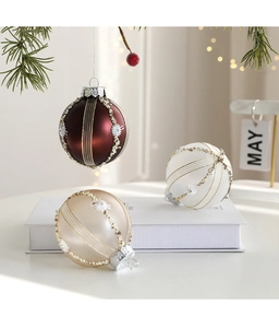 Dettaglio di palline di Natale da 8cm bordeaux e beige con perline e decorazioni a fiocco