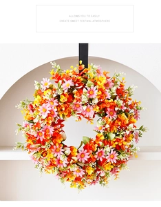 Detail eines bunten Eukalyptuskranzes mit rosa und gelben Blüten auf weißem Hintergrund