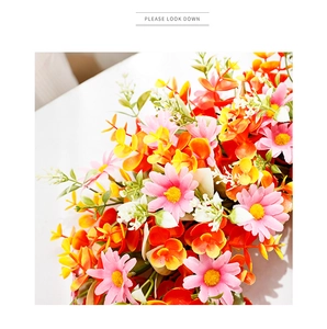 Nahaufnahme von rosa Gänseblümchen und orangem Laub für die Blumendekoration