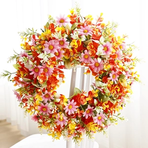 Künstlicher Eukalyptus-Kranz mit rosa Gänseblümchen und orangen Blättern für die Haustür