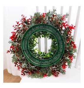 Detail van de duurzame groene plastic gaasrug op een kunstmatige kerstkrans