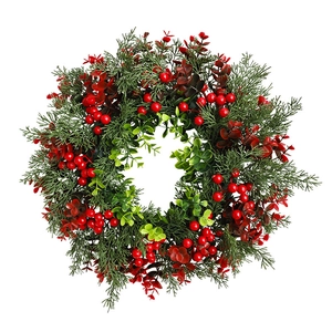Klassieke kerstkrans met groene eucalyptusbladeren en rode bessen voor decoratie