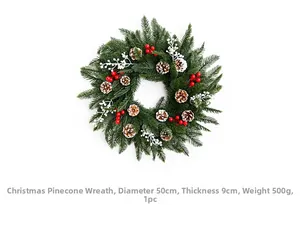Détail d'une couronne de Noël de 50cm avec aiguilles de pin en PE, cônes et baies