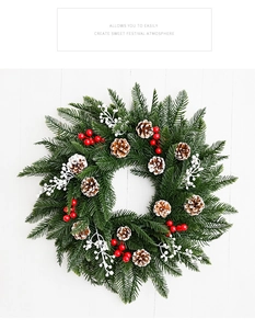 Détail d'une couronne de Noël avec aiguilles de pin et baies sur bois blanc