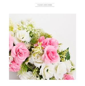 Gros plan de roses en soie roses et blanches avec des feuilles sur un fond blanc pur
