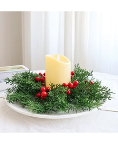 Mini-Weihnachtskranz mit realistischen Kiefernnadeln, roten Beeren und einer LED-Kerze