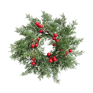 Künstlicher Weihnachtskranz mit grünen Zypressenzweigen und roten Beeren auf weißem Hintergrund