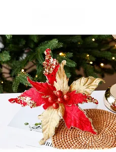 Détail d'un poinsettia artificiel rouge et doré avec paillettes pour Noël