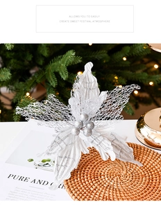 Détail d'une fleur de Noël argentée en tissu avec maille pailletée sur fond tressé