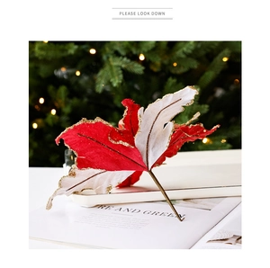 Gros plan de pétales de Noël rouges et blancs avec paillettes dorées sur une assiette