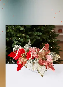 Detailweergave van rode en roze kerstster-ornamenten met gouden glitters voor de kerstboom