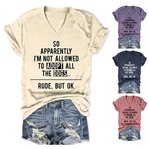 Détail d'un t-shirt femme à col en V avec slogan amusant pour chiens en quatre couleurs