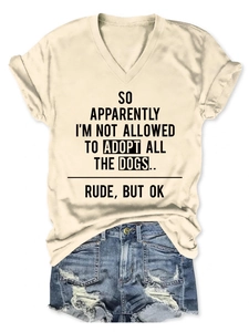 Détail du t-shirt à col en V avec slogan et short en jean vieilli pour femmes