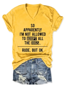 Détail d'un t-shirt jaune col en V avec slogan et short en jean bleu délavé