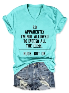 Détail d'un T-shirt en coton à col V avec slogan et short en jean vieilli à bords effilochés
