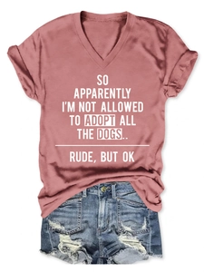 T-shirt rose col en V avec slogan chien et short en jean déchiré sur fond blanc