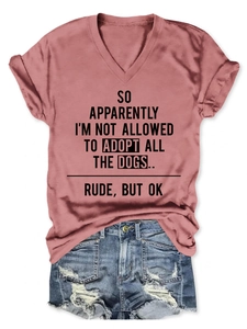 Détail du t-shirt col V avec slogan et short en jean vieilli aux bords effilochés