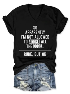 T-shirt à col en V avec slogan canin et short en jean vieilli posés à plat en set