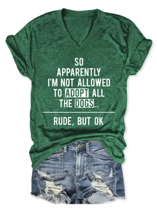 Détail d'un t-shirt à col en V avec slogan et d'un short en jean délavé pour femme
