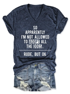 Détail d'un t-shirt bleu marine col V à slogan et d'un short en jean effet usé