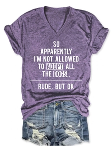 Détail du t-shirt violet à col en V avec slogan blanc et texture de coton mélangé