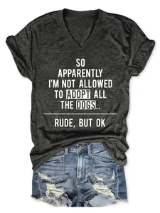 T-shirt col en V gris chiné avec slogan et short en jean vieilli posé à plat