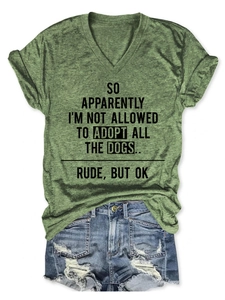Détail du t-shirt vert col en V avec un slogan amusant sur l'adoption des chiens et chats