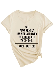 Détail du t-shirt beige col en V avec slogan amusant et nœud latéral élégant