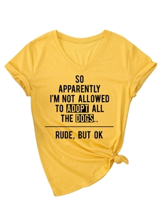 Détail du T-shirt jaune à col en V avec slogan imprimé et nœud élégant à l'avant