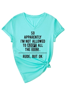 Détail du t-shirt vert menthe à col en V avec slogan, nœud latéral et coton doux