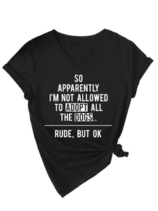Détail du t-shirt en coton col V avec slogan 'SO APPARENTLY I'M...' et manches roulées