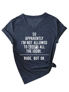 Détail du t-shirt bleu marine à col en V avec slogan amusant et nœud latéral élégant