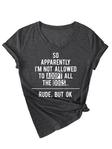 Détail d'un t-shirt gris col en V avec slogan, manches retroussées et nœud latéral