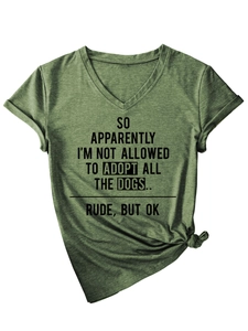 Détail du t-shirt vert foncé à col en V avec slogan imprimé et nœud sur le côté