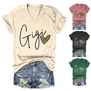 Collage de t-shirts col V pour femmes en crème, rose, gris et vert avec motif Gigi