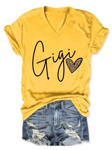 Détail à plat d'un t-shirt jaune à col en V avec motif Gigi cœur léopard et short en jean
