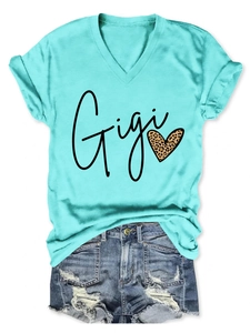 Détail du t-shirt turquoise à col en V avec cœur léopard et imprimé graphique Gigi