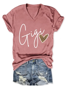 Détail du t-shirt rose à col en V avec imprimé cœur léopard Gigi et short en jean usé