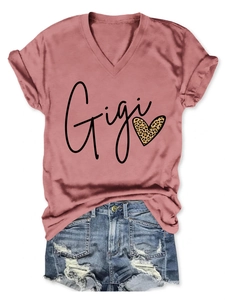Détail du t-shirt rose à col en V avec imprimé cœur léopard Gigi et revers manches