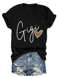 Détail du t-shirt noir col V imprimé Gigi cœur et du short en jean bleu délavé