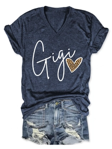 Vue à plat du t-shirt bleu marine Gigi cœur léopard et short en jean déchiré