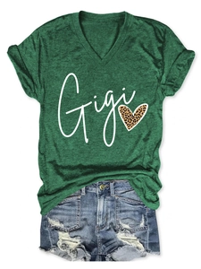 Détail du t-shirt col V vert forêt avec imprimé cœur léopard Gigi et short en jean