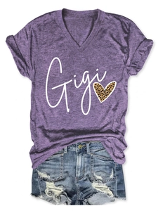 Détail d'un t-shirt violet chiné à col en V avec texte Gigi et imprimé cœur léopard