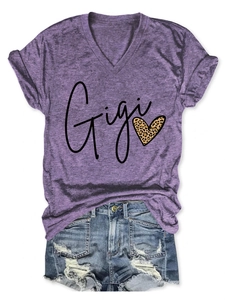 Détail d'un t-shirt violet col V avec imprimé cœur léopard et short en jean effiloché
