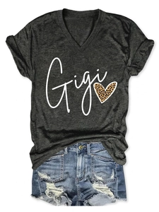 Détail de l'imprimé cœur léopard Gigi sur t-shirt gris col V et short en jean